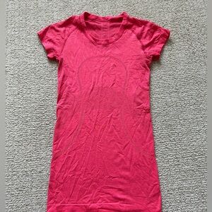 Size 4 lululemon swiftly. Pink color in perfect condition